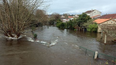 El r�o Umia desbordado a su paso por Pontearnelas