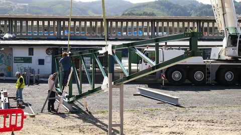 Operarios trabajando en la instalaci&oacute;n de las nuevas cerchas que sostendr&aacute;n la cubierta. 