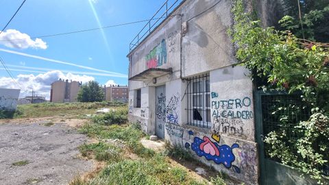 Dotaciones de A Piringalla. Los edificios administrativos y de maquinaria de los depósitos de agua fueron okupados y hoy están abandonado y se han convertido en vertedero y basurero