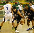 Alfonso S�nchez avanza con bal�n ante Frost.