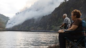 El fuego del oncendio forestal declarado ayer en Abrence, en A Pobra de Brolln, regresa por la ribeira del Sil a la parte baja del Lor