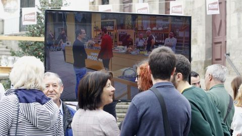 O p�blico puido seguir as evoluci�ns dos dous equipos tam�n nas pantallas colocadas xunto ao escenario da gravaci�n, na praza de Espa�a