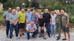 Manuel Toxeiro, de pie el sexto por la izquierda, con compa�eros y amigos ayer en Alfoz