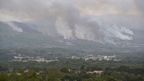 Incendio forestal en el Macizo Central Ourensn entre los municipios de Chandrexa de Queixa, Montederramo y Maceda