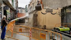 Derribo del edificio de la calle Lisa, en Vern, en febrero del ao 2017