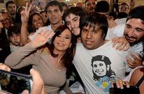 Imagen reciente de la presidenta argentina con miembros de La Cámpora, que lidera su hijo Máximo.