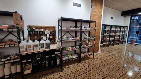 Interior del supermercado Kolozero, el primero de Asturias sin pl�stico y de residuo cero