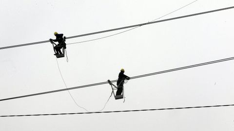 Operarios trabajando en lneas de alta tensin en el rea de A Corua.