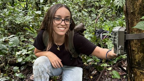 Jana Lpez, en el bosque de Bioko, al lado de uno de los equipos de cmaras que emplea en su investigacin del dril