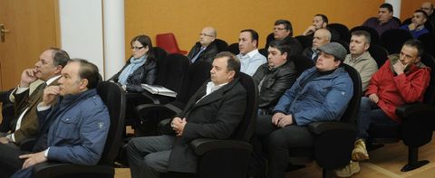 Empresarios y alcalde lalinenses, durante la reuni�n celebrada el martes en el aula de la UNED. 