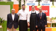 Manuel Costi�a y Sergio Neira (en la foto, tercero y segundo por la derecha) abrieron los talleres de �Alimentando su futuro�, acompa�ados por Ramiro Varela, presidente de Amigos de Galicia (primero por la derecha), y Juan R. Castro, director de Alcampo en Santiago (primero por la izquierda).