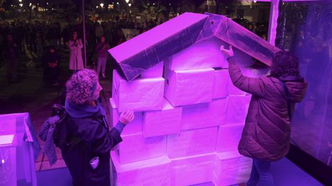 En el acto se derrib� una casa con datos negativos y se levant� otra por la igualdad