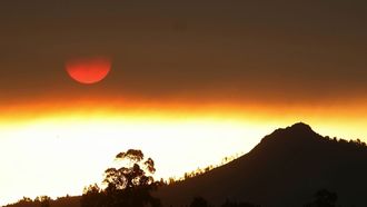 Amanecer con sol muy rojo en Santiago de Compostela