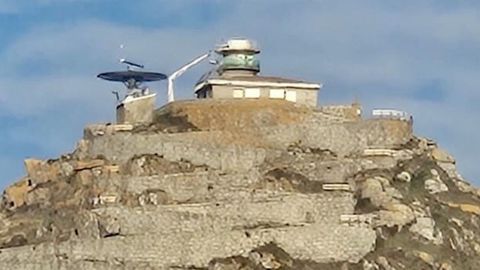 La linterna del faro de las islas C�es queda al descubierto tras la retirada de la c�pula por obras