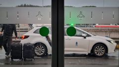 taxi.Un taxista de A Coru�a haciendo un servicio en Alvedro.�En enero se firm� el principio de acuerdo para que taxistas de A Coru�a recogieran a pasajeros en�el aeropuerto para mejorar el servicio con la ciudad. Una cifra limitada a 5 y a 30 m�s en una bolsa de reserva.que ahora est� abierta, mientras no est� operativa la terminal de Santiago