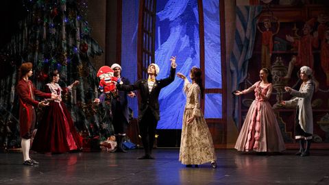 El Ballet Nacional Ruso interpreta El Cascanueces.