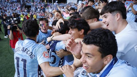 Aficionados y jugadores del Celta Fortuna, celebrando el ascenso a Segunda el pasado junio en Bala�dos.