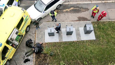 Agentes de polic�a detienen al hombre armado que rob� la ambulancia