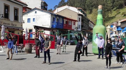 Hosteleros de Tazones echan un cul�n junto a la playa de la localidad maliaya