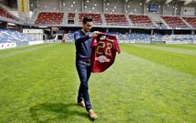 Miguel V�zquez, observando ayer en Pasar�n los que ser�n sus colores en la liga 2013-14.