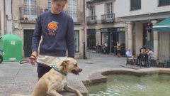 Ana, junto a Vela, en la fuente de la plaza del Hierro en la que ambas acabaron este s�bado
