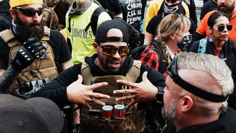 Detenido el l�der de Proud Boys. Enrique Tarr�o, de origen cubano fue detenido a su llegada a Washington  por cargos relacionados con la quema de una bandera de Black Lives Matter