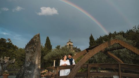Los novios, en los jardines del Cabú