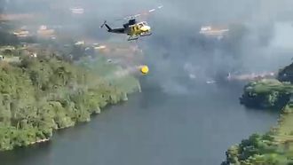 Un helic�ptero que opera en el incendio sobre el r�o Mi�o.
