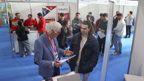 Alumnos haciendo cola para entrevistarse con Tinus van de Pas, de la consulta holandesa T Talent