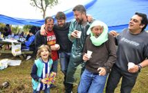 La fiesta se prolong� para algunos durante toda la jornada en las inmediaciones de la capilla. 