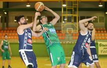 El carball�s Luis G�mez pelea un bal�n ante Jorge L�pez y la mirada de Blanco. 