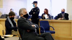 El extesorero del PP Luis Brcenas, sentado en el banquillo de los acusados durante la primera sesin del juicio por la caja B