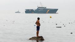 Un joven marroqu�, con el buque de la Guardia Civil de fondo, en una imagen del 31 de julio.