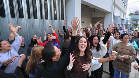 Euforia en la sede de la Avenida de Madrid de Bimba y Lola tras conocerse que gan&oacute; el segundo premio de la Loter&iacute;a de Navidad