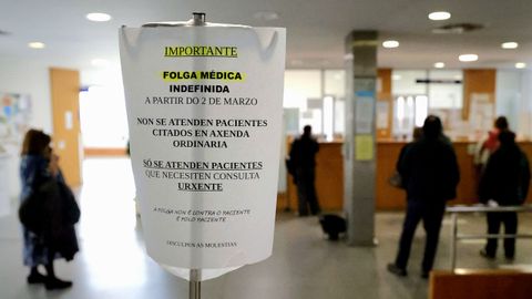 Cartel explicativo de la huelga situado en el centro de salud de Coia, en Vigo