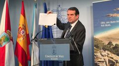 Abel Caballero muestra, el pasado d�a 17, an�lisis de agua