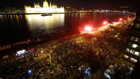 Miles de personas celebran en Budapest la victoria de Peter Magyar.
