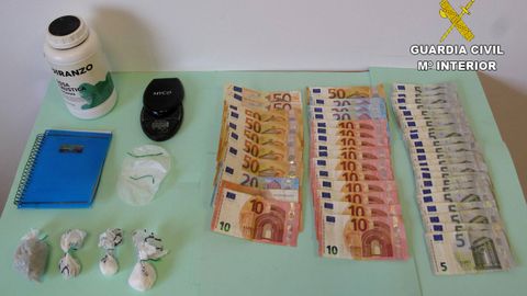 Efectos incautados al hostelero detenido en Cangas de On�s por tr�fico de drogas