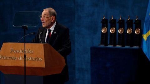 El presidente del Real Patronato del Museo del Prado, Javier Solana, tras recibir el premio Princesa de Asturias de comunicacin y humanidades 2019, durante el acto que se celebra este viernes en el Teatro Campoamor de Oviedo. EFE/ 