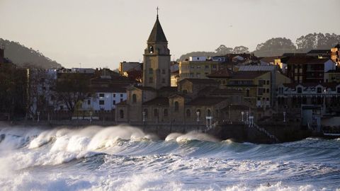 Oleaje en la playa de San Lorenzo, en Gijn