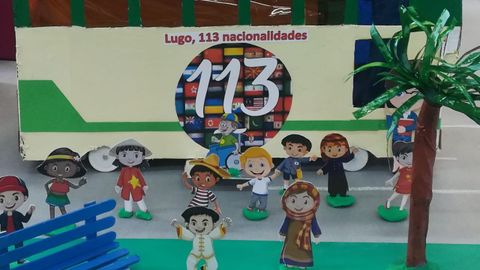 Alumnos, padres y profesores de As Gndaras enseando la maqueta de Lugo en el Museo Provincial.
