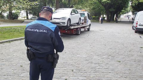 Intervenci�n de la gr�a de la Polic�a Local, en foto de archivo.