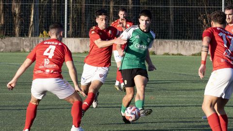 Huguito mueve el bal�n durante la visita del Burela al Sof�n.