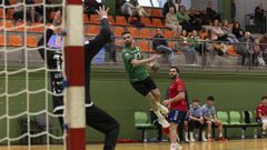 El local Mario Garc�a marc� cuatro goles en el pabell�n Vila de Noia.