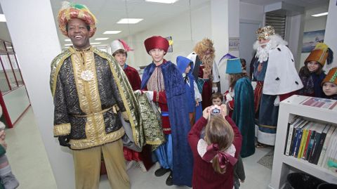 Sus majestades los Reyes Magos de Oriente visitaron la delegacin de La Voz de Galicia en Pontevedra