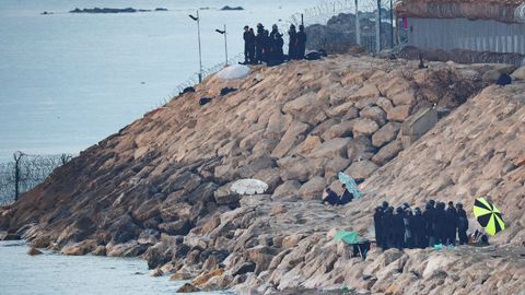 Personal de seguridad de Marruecos en la frontera con Espa�a en Ceuta