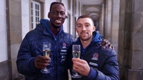 Abdou Thiam y Joe Cremo, del Leyma Coru&ntilde;a, brindan en los soportales de la plaza herculina de Mar&iacute;a Pita