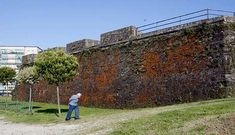 <span lang= es-es >PROPIEDAD MILITAR</span>. El viejo baluarte formaba parte del sistema amurallado de defensa de Ferrol y fue cedido al Concello mediante un convenio entre Defensa y la autoridad municipal.
