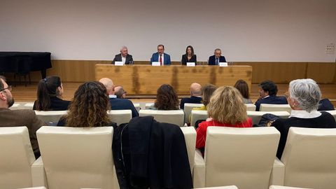 Patronos de la Fundaci�n Rof Codina, que gestiona el hospital veterinario, inauguraron este viernes la reuni�n