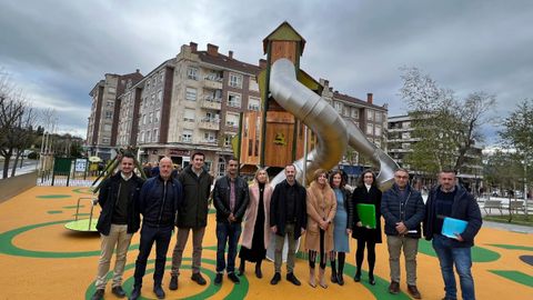 El alcalde de Siero, �ngel Garcia, junto a ediles de diferentes partidos en la plaza de El Ferroviario